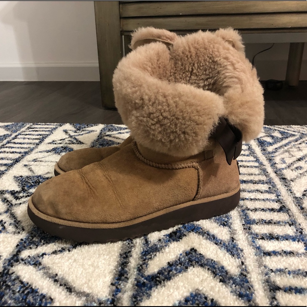 Ugg Classic Knot Short in Natural Suede